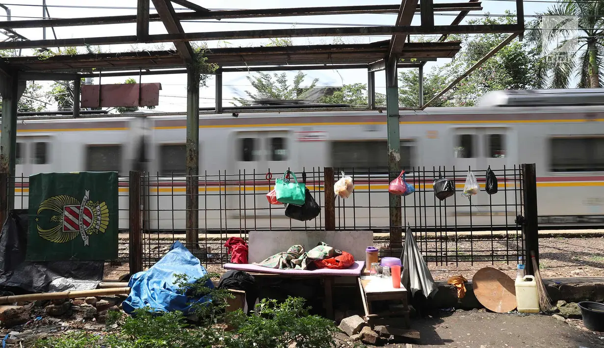 Kereta melintas di Stasiun Mampang, akarta, Senin (9/4). Stasiun yang telah dinonaktifkan pengoperasiannya karena letaknya terlalu dekat dengan Stasiun Manggarai tersebut kini kondisinya terbengkalai serta kumuh. (Liputan6.com/Immanuel Antonius)