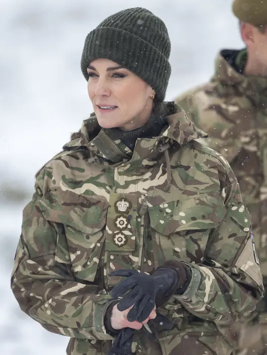 Kate Middleton, Putri Wales dari Inggris selama kunjungan di Area Pelatihan Salisbury Plain di Wiltshire, Inggris, Rabu 8 Maret 2023. Kate memamerkan sifatnya yang membumi saat dia mengunjungi Batalyon 1 Pengawal Irlandia untuk pertama kalinya sejak menjadi kolonel kehormatan tahun. (Steve Reigate/Pool Photo via AP)