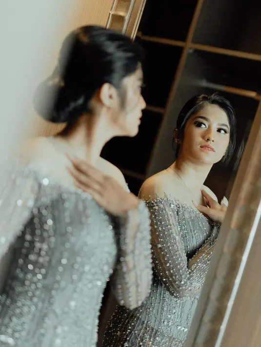 Melalui akun Instagram, pemeran yang juga eks member JKT48 itu membagikan penampilannya saat wisuda.  [@ochi24]