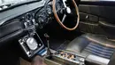 Sistem navigasi dan panel rahasia di mobil Aston Martin DB5 dalam film James Bond 1965 yang ditampilkan di rumah lelang Sotheby, New York, Senin (29/7/2019). Aston Martin DB5 milik James Bond itu akan dilelang pada 15 Agustus mendatang di Monterey, California. (AP/Richard Drew)