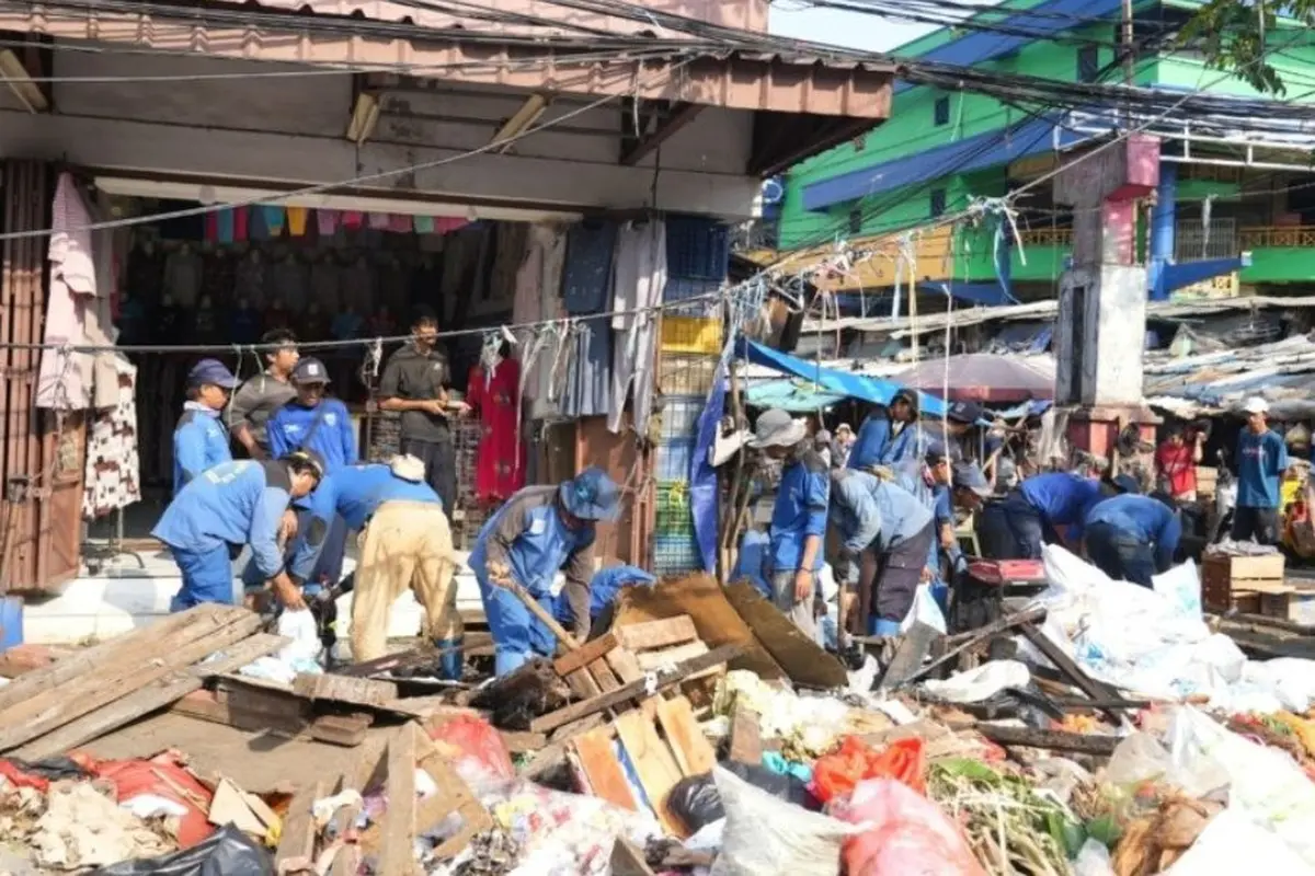 Petugas gabungan Pemkot Jakarta Barat menggelar kerja bakti di sepanjang Jalan KH Moh. Mansyur, Jembatan Lima, Tambora.