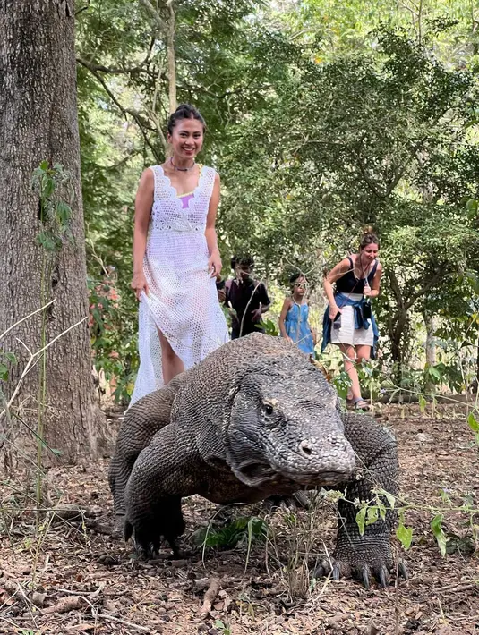 Bereksplorasi Pulau Komodo, Tyna juga menambahkan cover up dress bernuansa putih. Rajutan yang menawan memberikan kesan musim panas yang seru. (Instagram/tynadwijayanti)