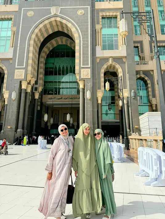 Di sini, keduanya kompak mengenakan outfit syar'i bernuansa hijau yang serasi. Keduanya mengenakan hijab panjang yang menutupi dada. [Foto: Instagram/nissyaa]
