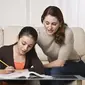 Orangtua menemani remaja belajar (iStockphoto)