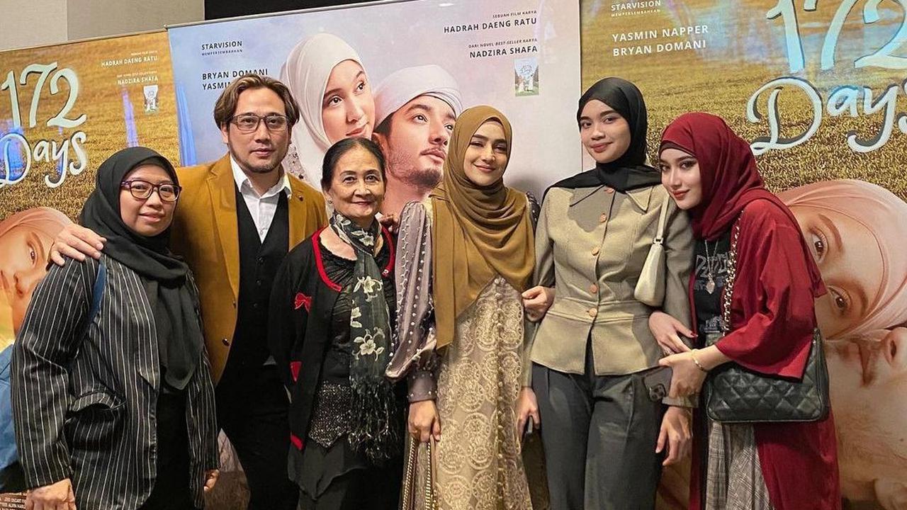 Baru-baru ini, Tengku Syaira Anataya datang ke premiere film yang dibintangi ibunya.