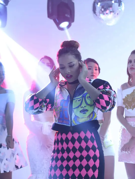 Bahkan, beberapa waktu lalu, saat Aurel mengunggah foto dibalik layar pembuatan video klipnya, hingga menjadi perbincangan netizen. Tidak sedikit komentar pedas tentang keseksiannya. (Nurwahyunan/Bintang.com)