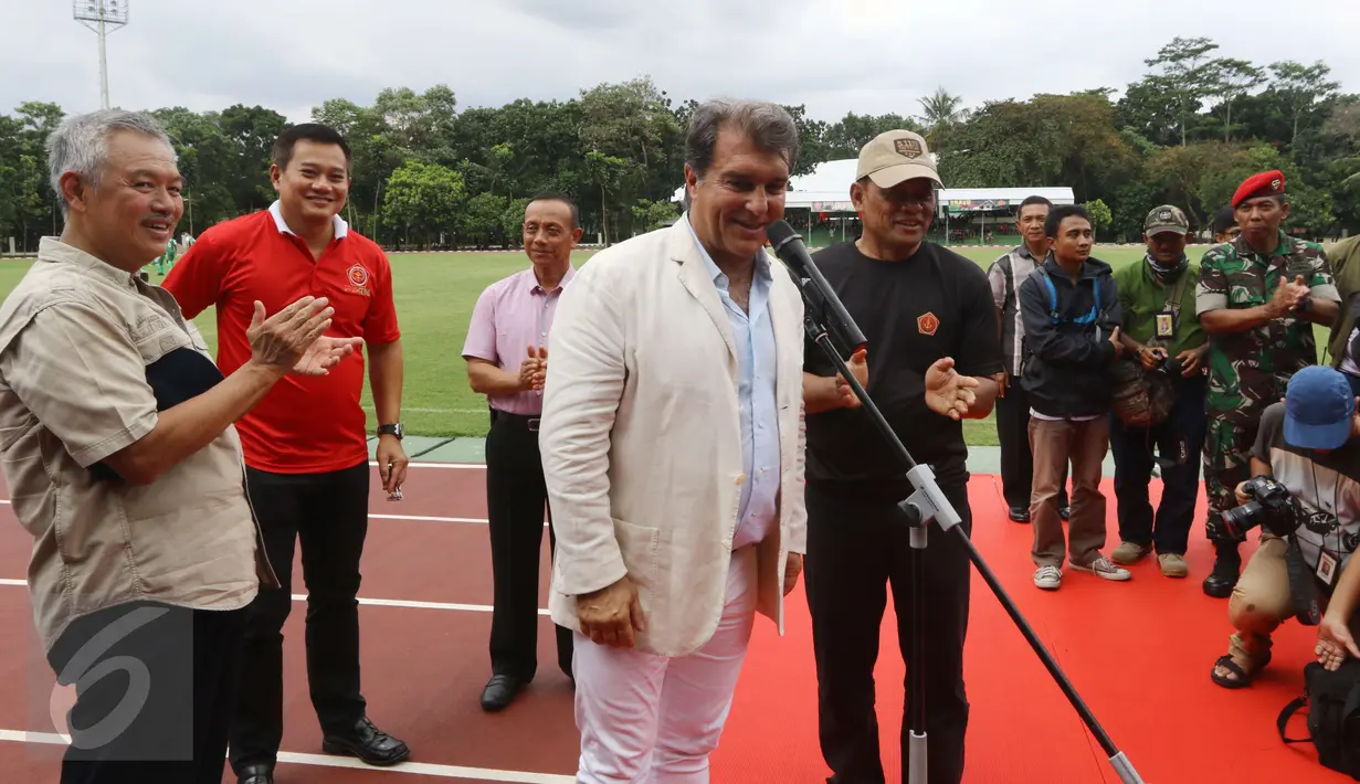 Joan Laporta (tengah) didampingi Gatot Nurmantyo (kanan) dan Tomy Winata (kiri) saat memberi sambutan dalam konfrensi pers di Lapangan Atang Sutrisna, Cijantung, Jakarta, Minggu (2/4). (Liputan6.com/Helmi Afandi)