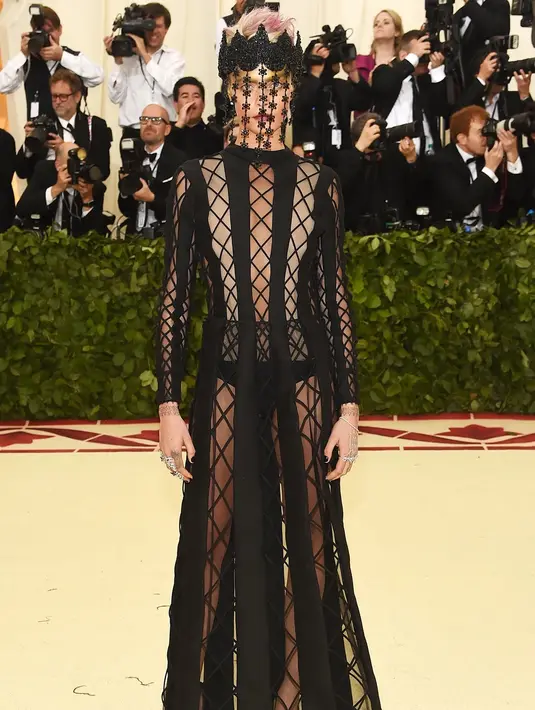 <p>Kesan gothic pada Met Gala dengan tema Heavenly Bodies: Fashion &amp; The Catholic Imagination</p>