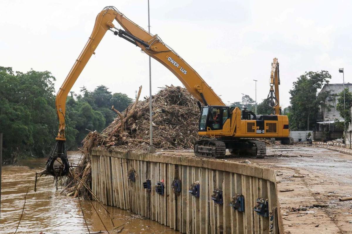 Ribuan ton sampah terbawa banjir kiriman diangkut dari Sungai Ciliwung