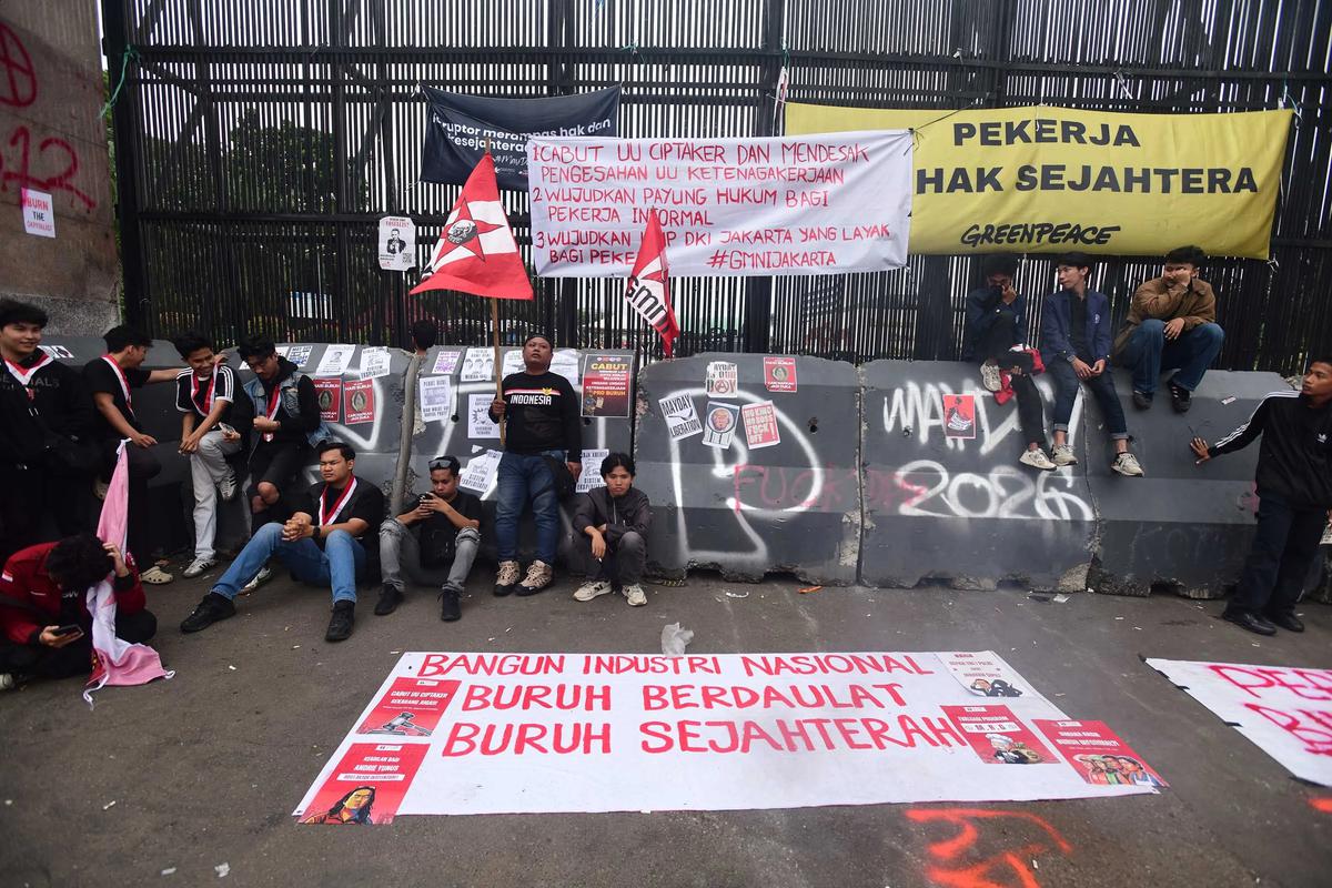 FOTO: Buruh  dan Mahasiswa Gelar Aksi May Day di Depan DPR