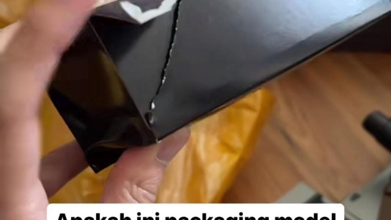 Katanya, Bea Cukai menahan dengan dalih permintaan dokumen bukti bayar hingga invoice pembelian.<br><br>Medy menyebut Bea Cukai menetapkan bukti pembelian sebesar USD1.699 atau Rp27 juta.<br>