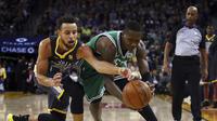 Stephen Curry (kiri) berebut bola dengan Marcus Smart (AP)