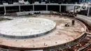 Pekerja menyelesaikan proyek revitalisasi Taman Christina Martha Tiahahu  di kawasan Blok M, Jakarta, Kamis (7/7/2022). Taman Martha Tiahahu yang sedang direvitalisasi ini pembangunannya telah mencapai 80,8 persen dan rencananya akan diresmikan pada pertengaahan Juli 2022 mendatang. (Liputan6.com/Johan Tallo)