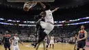 Aksi pemain Boston Celtics, Jaylen Brown (7) melakukan dunk melewati adangan pemain Wizards, Bojan Bogdanovic pada gim ketujuh semifinal NBA Wilayah Timur di TD Garden, Boston, (15/5/2017). Celtics menang 115-105. (AP/Charles Krupa)