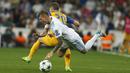 Pemain Real Madrid, Toni Kroos jatuh saat berebut bola dengan pemain APOEL Nicosia, Roland Sallai pada laga grup H Liga Champions di Santiago Bernabeu stadium, Madrid, (13/9/2017). Real Madrid Menang 3-0. (AP/Francisco Seco)