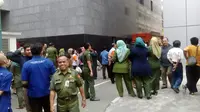 PNS DKI keluar saat instalasi listrik salah satu gedung Balaikota meledak (Putu Merta Surya Putra/Liputan6.com)
