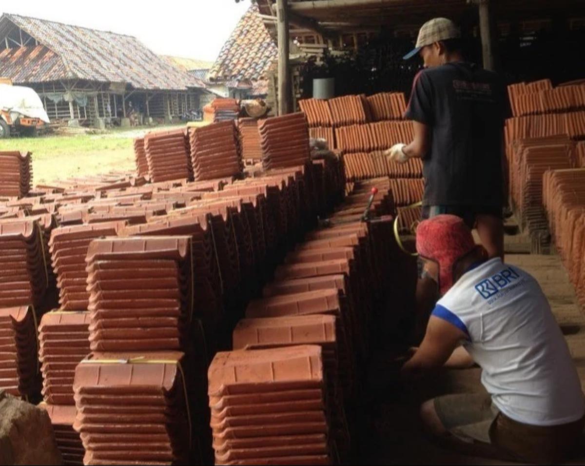 Pabrik genteng milik Hena Gian Hermana di Majalengka