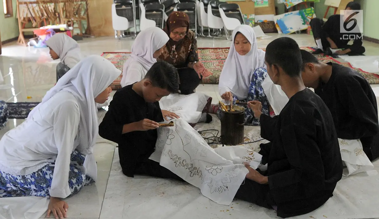 Murid SLB Mekar Sari 1 Cibinong saat mengikuti pelatihan membatik, Cibinong, Bogor, Jawa Barat, Rabu (18/9/2019). Ekstrakurikuler yang rutin dilaksanakan seminggu sekali ini untuk membekali para siswa keterampilan membatik. (merdeka.com/Arie Basuki)