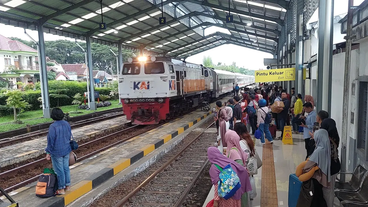 Para penumpang bersiap naik ke dalam kereta api di staisun Kali Stail Banyuwangi (Istimewa)