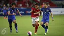 Penyerang timnas Indonesia U-23, Yandi Sofyan M (tengah) mencoba melewati Narubadin Weerawatnodom (Thailand) di semifinal sepak bola SEA Games ke-28 di National Stadium Singapore, Sabtu (13/6/2015). Indonesia kalah 0-5. (Liputan6.com/Helmi Fithriansyah)