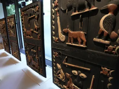 Pintu-pintu istana Raja Glele, dari abad ke-19 Benin terlihat di museum Quai Branly–Jacques Chirac, Paris (25/10/2021). Dalam keputusan dengan konsekuensi potensial di museum Eropa, Prancis menampilkan 26 artefak era kolonial yang dijarah. (AP Photo/Michel Euler)