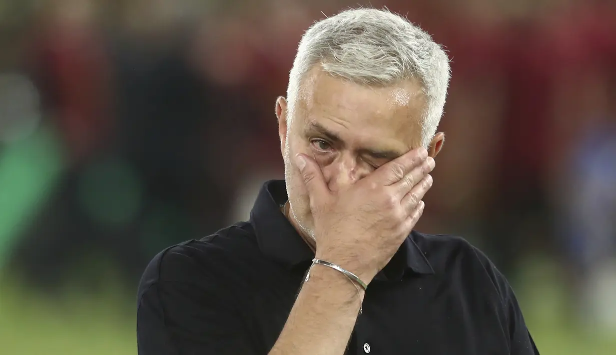 Pelatih kepala AS Roma, Jose Mourinho mengusap matanya setelah memenangkan usai berhasil membawa AS Roma memenangkan trofi EUFA Conference League setelah mengalahkan Feyenoord dengan skor 1-0 pada laga final yang berlangsung di Stadion Arena Kombetare Tirana, Albania, pada Kamis (26/5/2022) dini hari WIB. Bagi Mourinho, trofi ini menjadi gelar juara Eropa-nya yang kelima. (AP/Franc Zhurda)