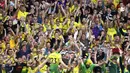 Pemain Norwich City, Kenny McLean, melakukan selebrasi usai membobol gawang Manchester City pada laga Premier League di Stadion Carrow Road, Sabtu (14/9). Norwich City menang 3-2 atas Manchester City. (AP/Joe Giddens)