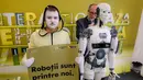 Perancang Prancis Gael Langevin mengatur robot InMoov saat dipamerkan di pameran teknologi Bucharest, Romania (26/5). Robot ini dapat diprogram untuk berbicara bahasa Inggris, Spanyol, Prancis, Rusia dan Belanda (AP Photo / Vadim Ghirda)