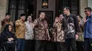 Capres nomor urut 02 Prabowo Subianto bersama Ketum Partai Demokrat Susilo Bambang Yudhoyono (dua kiri) jelang pertemuan membahas strategi Pilpres 2019 di kediaman SBY, Mega Kuningan, Jakarta, Jumat (21/12). (Liputan6.com/Faizal Fanani)