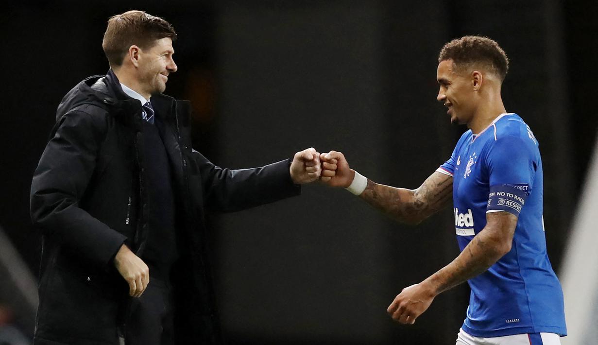 Steven Gerrard - Kapten legendaris Liverpool ini memutuskan pensiun pada tahun 2017. Setelah itu, Gerrard memulai petualangannya sebagai pelatih. Setelah sukses membawa Rangers juara Liga Skotlandia, kini Gerrard kembali ke Premier League sebagai pelatih Aston Villa. (AFP/Russell Cheyne)