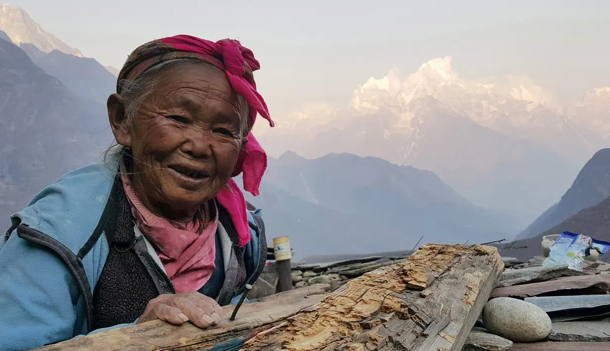 Seorang wanita Nepal berpose saat difoto di Khumbu Lembah di wilayah Everest di Nepal dalam gambar yang diambil tanggal 11 April 2016. Pascagempa setahun lalu, kehidupan warga di kaki Gunung Everest berangsur normal. (REUTERS/Antoni Slodkowski)