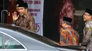 Presiden Joko Widodo menyapa awak media saat tiba di Kantor Pimpinan Pusat Muhammadiyah, Jakarta, Selasa (8/11). Kunjungan Jokowi ke PP Muhammadiyah ini masih dalam rangka melakukan konsolidasi atau dialog dengan ormas Islam. (Liputan6.com/Faizal Fanani)
