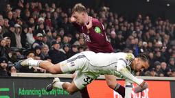 Fulham juga lebih banyak mengancam pertahanan West Ham dengan lima tembakan ke arah gawang. (AP Photo/PA/John Walton)