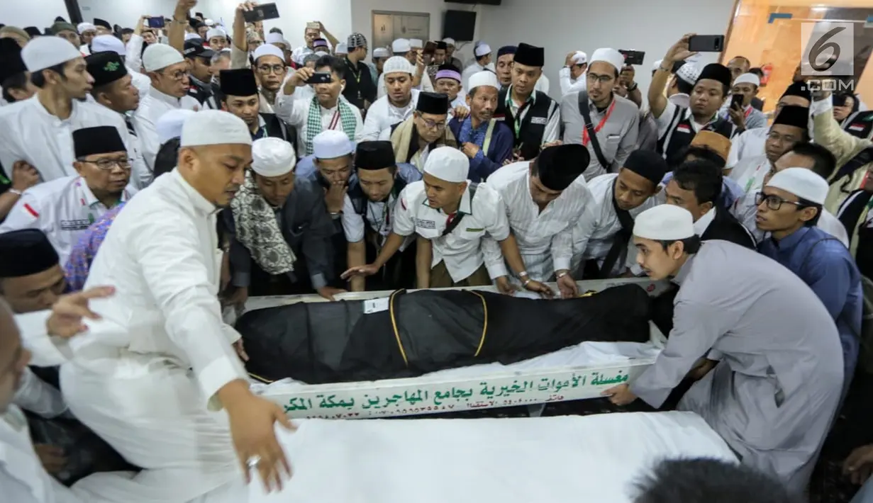 Umat muslim mengangkat jenazah KH Maimun Zubair atau Mbah Moen usai dimandikan di Masjid Muhajirin Khalidiyah, Makkah, Arab Saudi, Selasa (6/8/2019). Ulama kenamaan tersebut tidak mengeluhkan sakit apapun sebelum meninggal. (Liputan6.com/HO/Baharuddin/MCH)