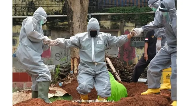 6 Potret Perjuangan Tenaga Medis Saat Rawat Pasien, APD Hingga Basah Kuyup