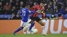 Bek Leicester City Ricardo Pereira berebut bola dengan penyerang PSV Eindhoven Cody Gakpo pada leg pertama perempatfinal Europa Conference League di King Power Stadium, Jumat (8/4/2022) dini hari WIB. Leicester City ditahan imbang 0-0 saat menjamu PSV Eindhoven. (AP Photo/Rui Vieira)