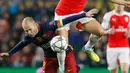 Gelandang Arsenal, Mathieu Flamini (kanan) berebut bola dengan gelandang Barcelona, Andreas Iniesta pada leg kedua 16 besar liga champions di stadion Nou Camp, Spanyol (17/3). Barcelona menang atas Arsenal dengan skor 3-1. (Reuters/Carl Recine) 