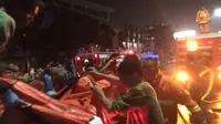 Api yang membesar itu juga menewaskan satu warga yang merupakan pemilik warung. (Liputan6.com/Panji Prayitno)