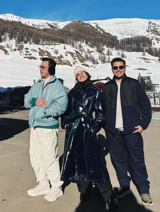 Di potret pertama, Maudy kenakan leather long coat biru dengan syal dan celana hitam. [@maudyayunda]