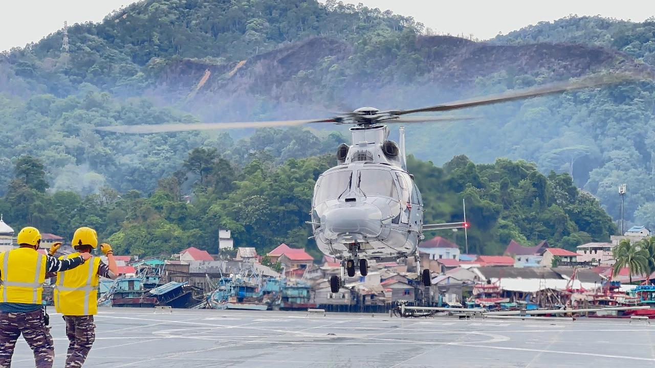 Heli Panther TNI AL Kirim Tenaga Medis dan Obat-obatan ke Wilayah Terisolir di Sumut