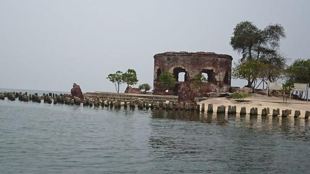 Kisah Pulau Kelor, Puing Benteng Martello, dan Makam Terpendam
