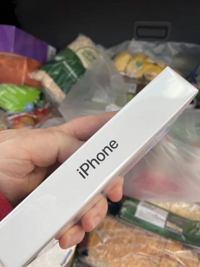 Beli Buah Apel di Supermarket Online, Pria Ini Malah Dapat iPhone SE