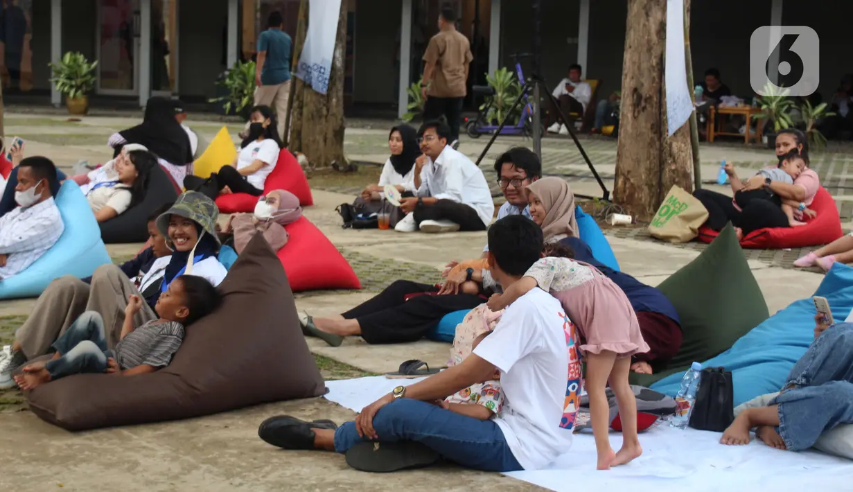 Pengunjung menikmati acara Gebyar Ekraf di Bogor Creative Center, Kota Bogor, Minggu (11/12/2022). Gebyar Ekraf di berlangsung pada 10-11 Desember 2022. (Liputan6.com/Magang/Aida Nuralifa)