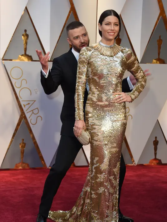 Justin Timberlake berpose bersama sang istri saat tampil menghadiri ajang Oscar 2017 di Hollywood, California, AS (26/2). Justin dan Jessica Biel terlihat mesra saat menghadiri acara tersebut. (AFP PHOTO / Valerie Macon)