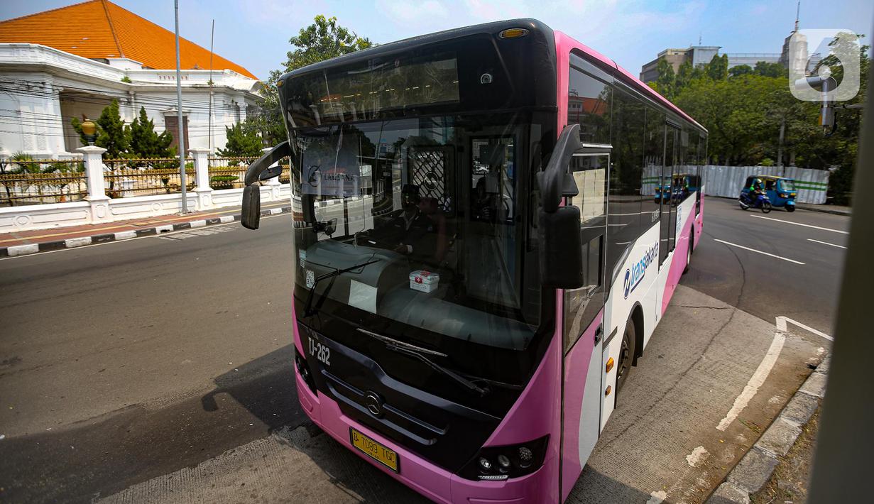 Bus Transjakarta khusus wanita melintas di kawasan Pasar Baru, Jakarta, Rabu (27/7/2022). PT Transportasi Jakarta (TransJakarta) kembali mengoperasikan bus pink khusus wanita rute Pasar Baru - Kalideres yang beroperasi mulai pukul 05.00-22.00 WIB dengan tarif reguler Rp3.500. (Liputan6.com/Faizal Fanani)