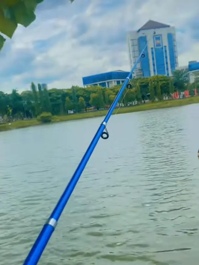 Mancing di Waduk Unesa Surabaya/ TikTok @agammorningstar