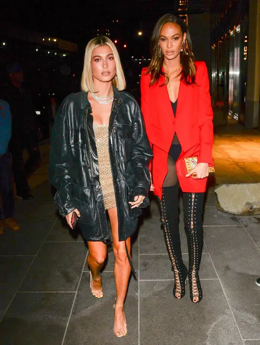 Hailey Baldwin dan Joan Smalls pun tak ketinggalan memeriahkan pesta sahabat mereka, Gigi Hadid. (Getty Images/Cosmopolitan)