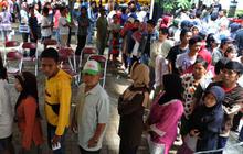Antre sembako murah