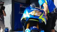 Suzuki menguji winglet fairing baru pada hari kedua tes pramusim resmi MotoGP 2017 di Sirkuit Phillip Island, Australia, Kamis (16/2/2017). (Bola.com/Twitter/crash_motogp)