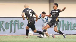 Pemain PSIS Semarang, Paulo Gali Freitas, berusaha melewati pemain Dewa United pada laga pekan kedelapan BRI Liga 1 2023/2024 di Stadion Indomilk Arena, Tangerang, Senin (14/8/2023). PSIS Semarang menang telak 4-1 atas Dewa United. (Bola.com/M Iqbal Ichsan)